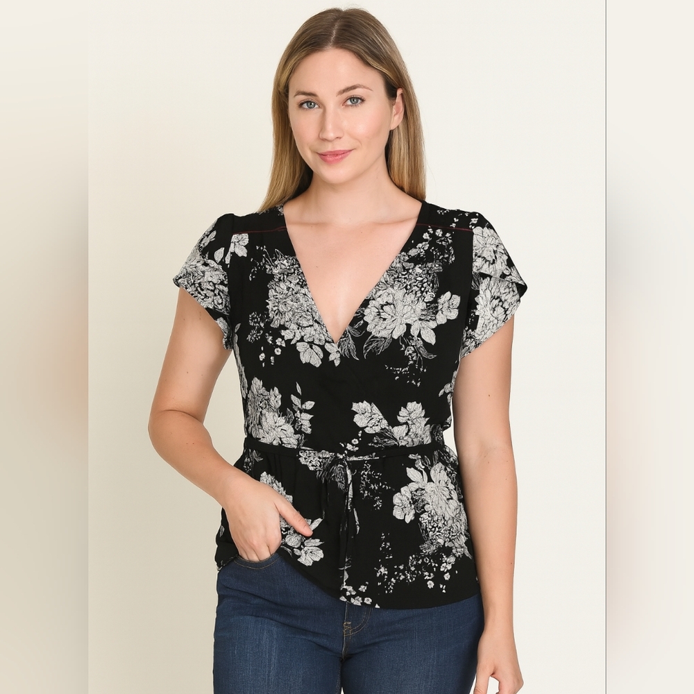 Lily White Black‎ Floral Wrap Top Small